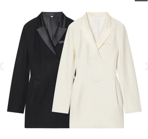 Abiti blazer sciancrati in nero e crema distesi in piano con maniche lunghe