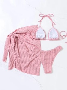 Flachbild von pinkem dreiteiligen Bikini-Set mit passendem Netzrock auf Marmorgrund