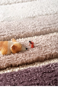 Vue macro d'un tapis de bain rayé en peluche épaisse avec des figurines miniatures créatives