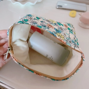 Vista interna della borsa cosmetica in cotone floreale con fodera e chiusura a zip
