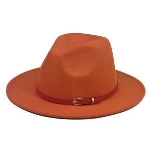 Detail eines orangen Wollfilzhutes mit breiter Krempe und rotem Schnallenband