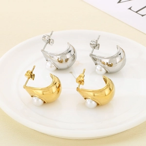 Minimalist C-shaped stainless steel earrings with white pearls in gold and silver finish