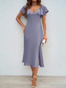 Détail d'une robe en satin lavande avec décolleté en V et manches papillon élégantes