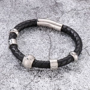 Détail du bracelet en cuir tressé noir 10mm avec fermoir magnétique et perles en acier inox