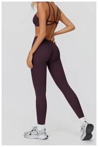 Détail d'un ensemble de yoga violet foncé avec pantalon taille haute et brassière
