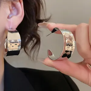 Polierte silberne C-förmige Creolen mit Hochglanz-Finish für einen minimalistischen Look