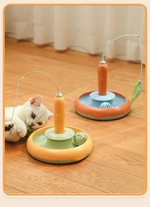 Dettaglio macro del giocattolo elettrico interattivo per gatti con piume e palline