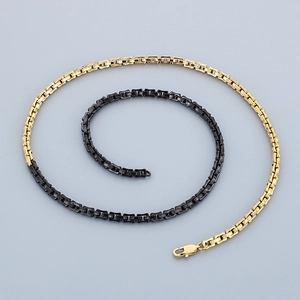 Détail du collier en acier inoxydable de 5 mm avec maillons noirs et dorés bicolores