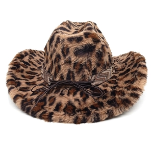 Detailansicht des Western-Cowboyhuts mit Leopardenmuster und braunem Zierband-Dekor