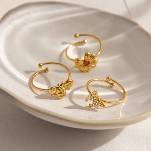 Détails du lot de bagues ajustables en or 18K avec motifs abeille, marguerite et papillon