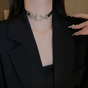 Collier Choker En Faux Cuir Noir Avec Maillon En Alliage Irrégulier Künstliche Perle Fantaisie Et Strass Style Sombre Et Cool
