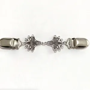 Détail d'un clip de gilet vintage en argent avec motifs floraux creux délicats