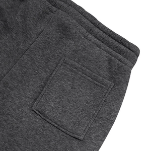 Detalle de joggers gris oscuro con cintura elástica y textura del bolsillo trasero recto