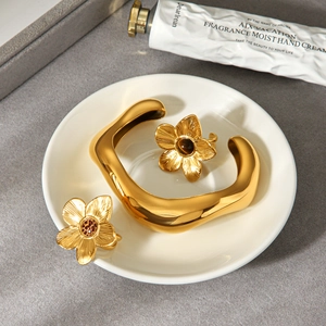 Golden wave textured open bracelet and flower rings with tiger eye stone and leopard print
