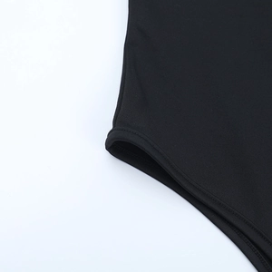 Primer plano detallado de las costuras de precisión y el tejido de un vestido negro