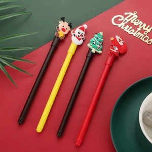 Détail de quatre stylos de Noël avec figurines en silicone de renne, bonhomme de neige et Père Noël