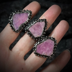 Anelli retrò regolabili con rubini rosa grezzi naturali e montatura in metallo nero