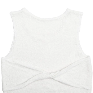 Dettaglio del top bianco lavorato a maglia con elegante nodo sulla schiena