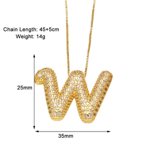 Détail du collier avec pendentif lettre W dorée en zircons et dimensions du produit