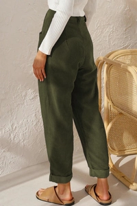 Detailansicht der dunkelgrünen Cordhose mit hoher Taille und umgeschlagenem Saum