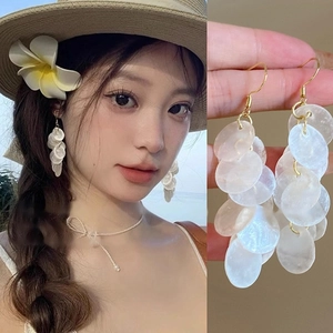 Boucles d'oreilles pendantes avec pétales de nacre blanche et crochets dorés chics