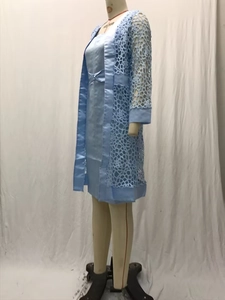 Détail de l'ensemble cardigan en dentelle bleu clair et robe sans manches en satin sur mannequin