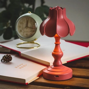 Lampada da comodino a LED ricaricabile a forma di tulipano rosso in stile vintage