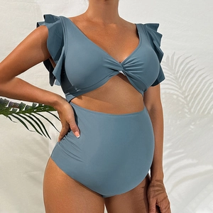 Maillot de bain de maternité bleu Morandi avec manches à volants et découpe devant