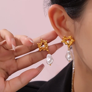 Vintage gold plated heart earrings with baroque pearls for a Hepburn style look