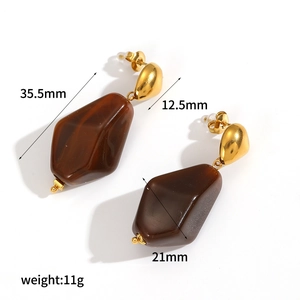 Vintage brown resin and gold metal rhombic drop earrings for women with dimensions