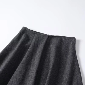 Détail de la taille haute et du tissu épais en laine sur cette jupe mi-longue gris foncé