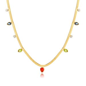 Detalle del collar de cadena de serpiente dorada con dijes de circón de colores en gota