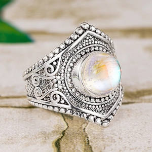 Détail macro d'une bague bohème vintage en argent avec pierre de lune et gravures ornées