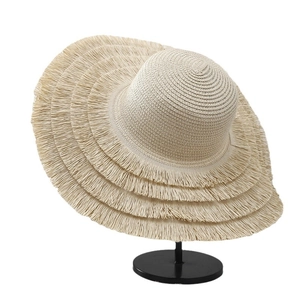 Damen Strohhut mit breiter Krempe und böhmischen Fransen für den sommerlichen Strandurlaub