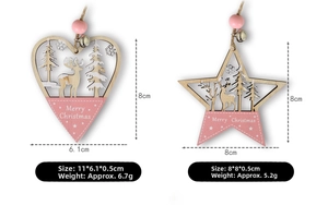 Vue macro de décorations de Noël en bois en forme de cœur et d'étoile avec renne