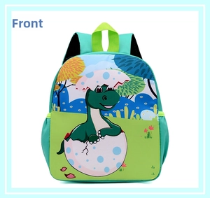 Vista frontal mochila infantil verde con diseño de dinosaurio animado en un huevo