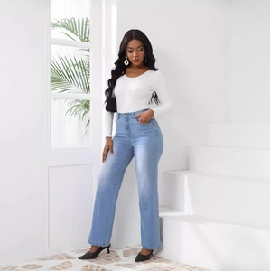 Haut blanc à manches longues côtelé et jean droit taille haute bleu clair pour femme