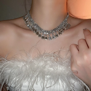 Gros plan d'un collier ras du cou argenté avec strass carrés sur un mannequin