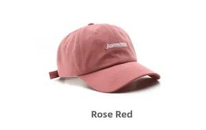 Detalle de gorra de béisbol de algodón rosa con bordado blanco de la palabra Awesome