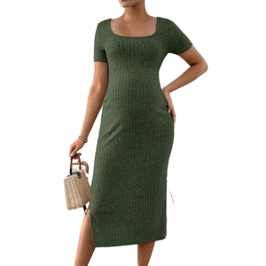 Détail de la robe de maternité en tricot vert armée avec fente latérale et côtes
