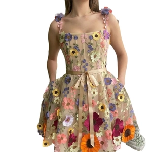 Robe moulante à fleurs 3D brodées avec ceinture en soie et bretelles en beige