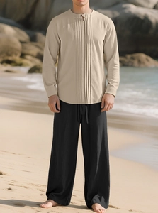 Herren-Leinenset mit beigem Langarm-Henley-Shirt und schwarzer weiter Strandhose