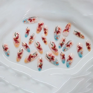 Faux ongles amande floraux de rêve avec motif de lys peint à la main sur dégradé coloré
