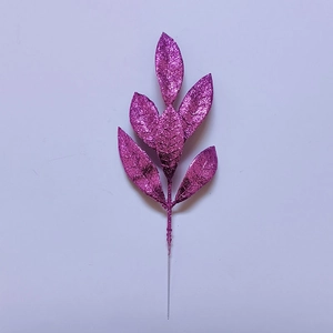 Dettaglio di foglie di pino artificiali magenta glitterate per decorazioni natalizie