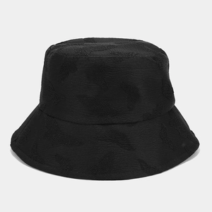 Dettaglio ravvicinato del cappello alla pescatora nero con motivi in pizzo a farfalla