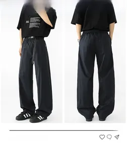 Detalle de pantalones anchos con cinturón de hebilla integrado y estilo cargo relajado