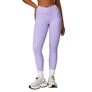 Legging de yoga violet clair à taille haute croisée en V présenté sur un mannequin
