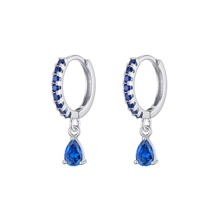 Détail des boucles d'oreilles en argent avec zircon bleu et goutte en forme de poire