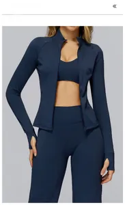 Détails des poignets avec passe-pouce sur la veste de yoga en tissu bleu brossé