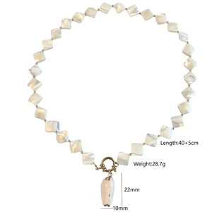 Collier en perles de nacre avec fermoir à bascule doré et pendentif goutte chic